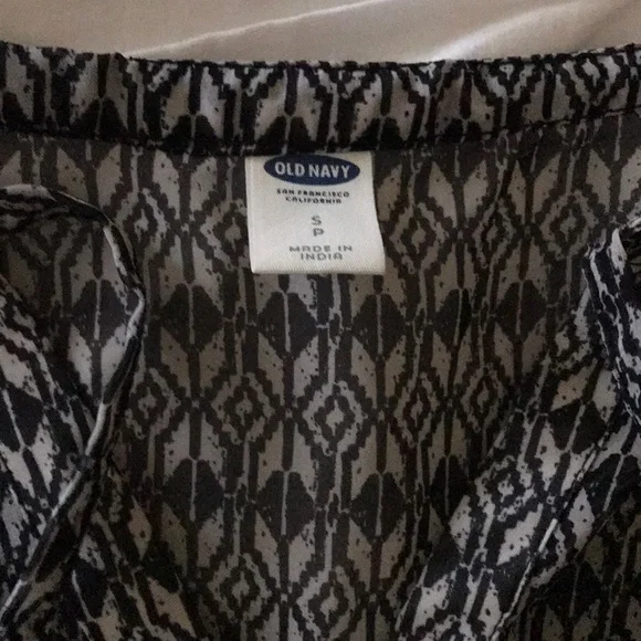Old Navy Sheer blouse size small. - Picture 4 of 5